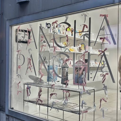 PNCA心斎橋店のショーウィンドウ